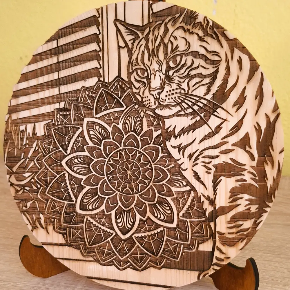 Lasergraviertes Porträt einer Katze in einer Mandala in Holz
